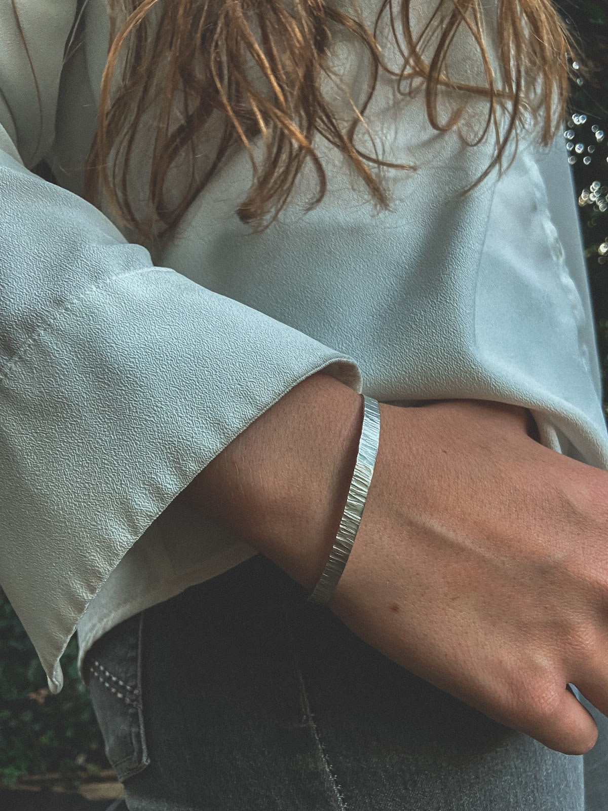 Pulsera Plata Rayada Mujer en la naturaleza