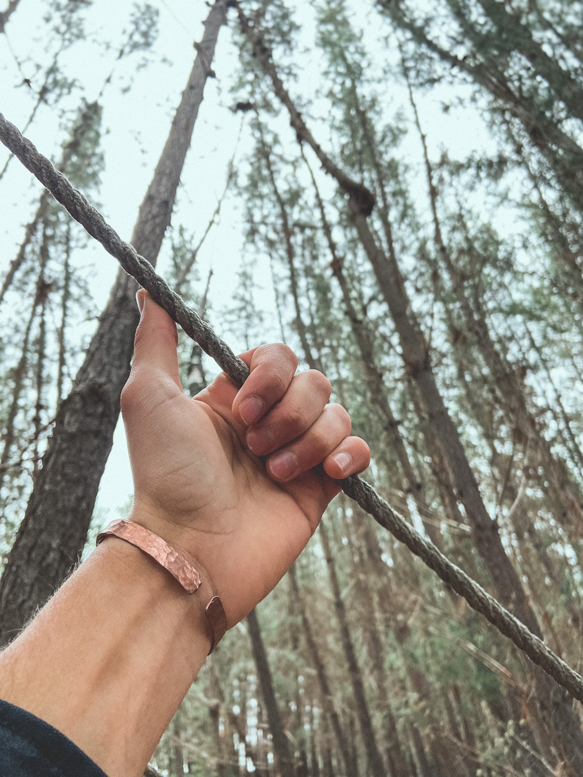 Pulsera Cobre Martillada Hombre en la naturaleza