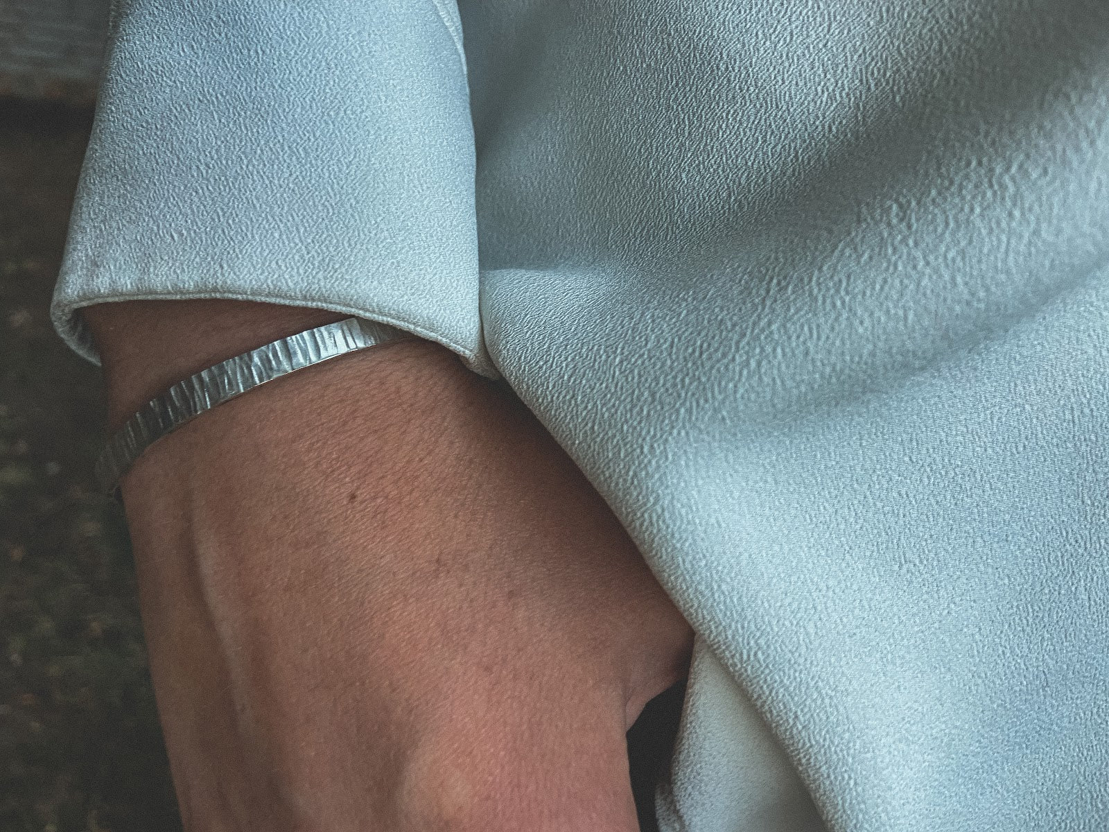 Pulsera Plata Rayada Mujer en la naturaleza