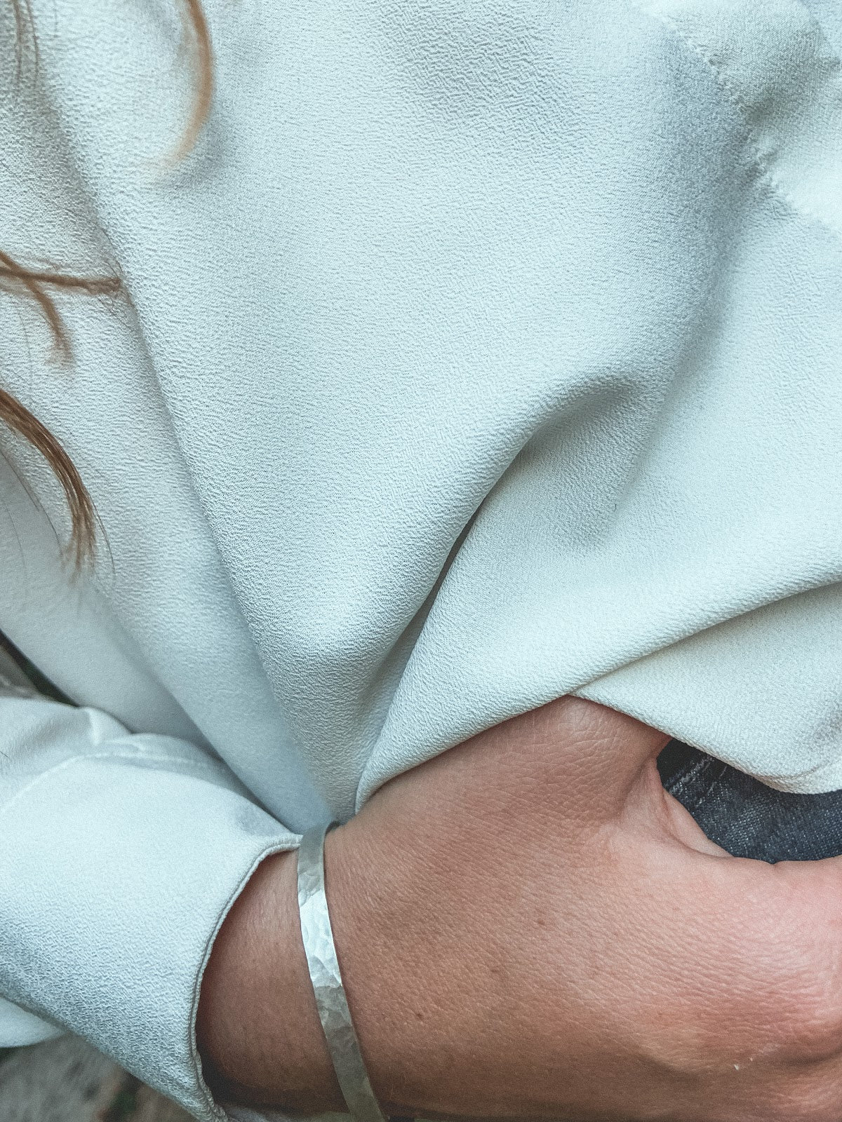 Pulsera Plata Martillada Mujer en la naturaleza