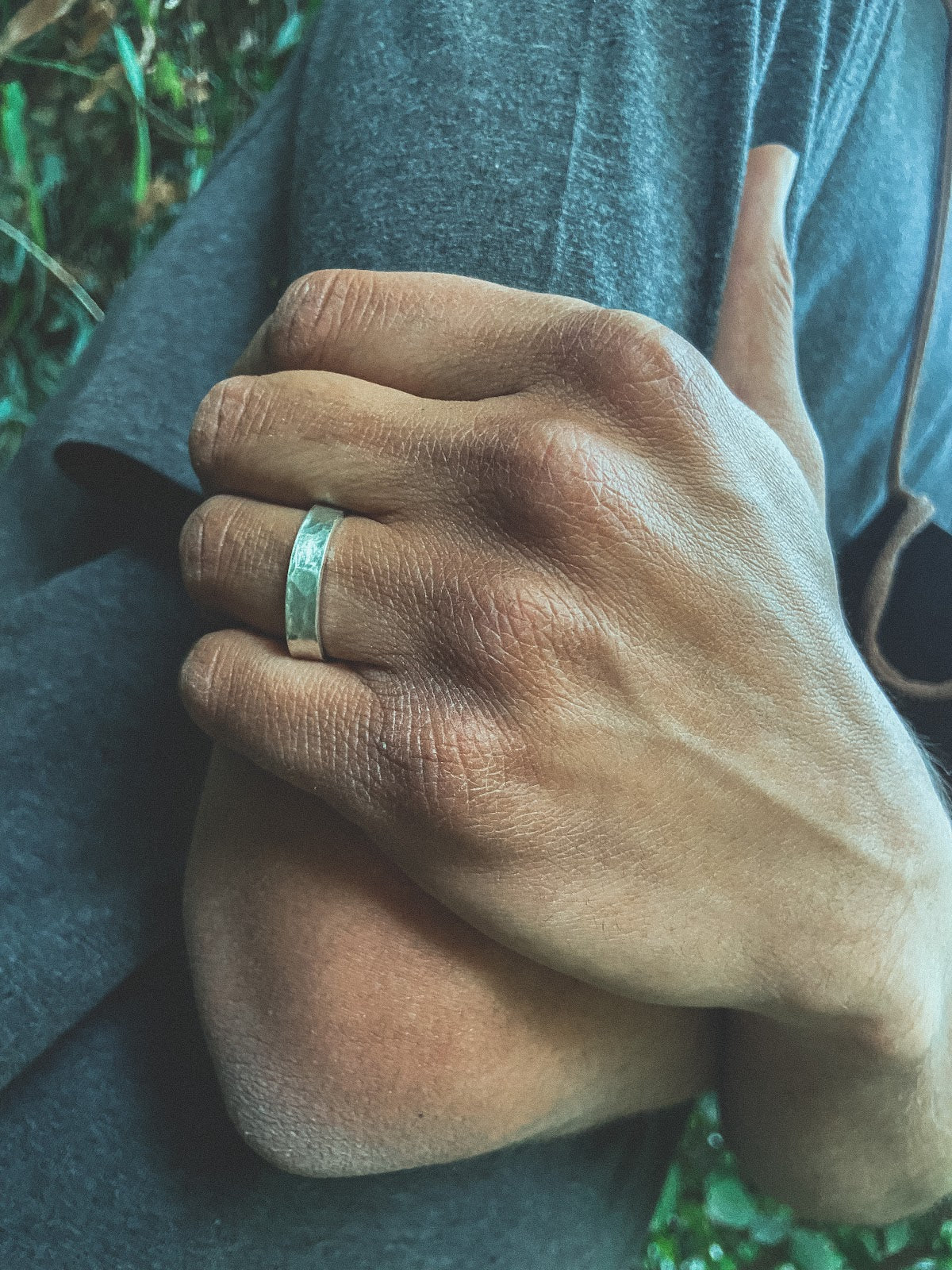 Anillo Plata Martillado Hombre en la naturaleza