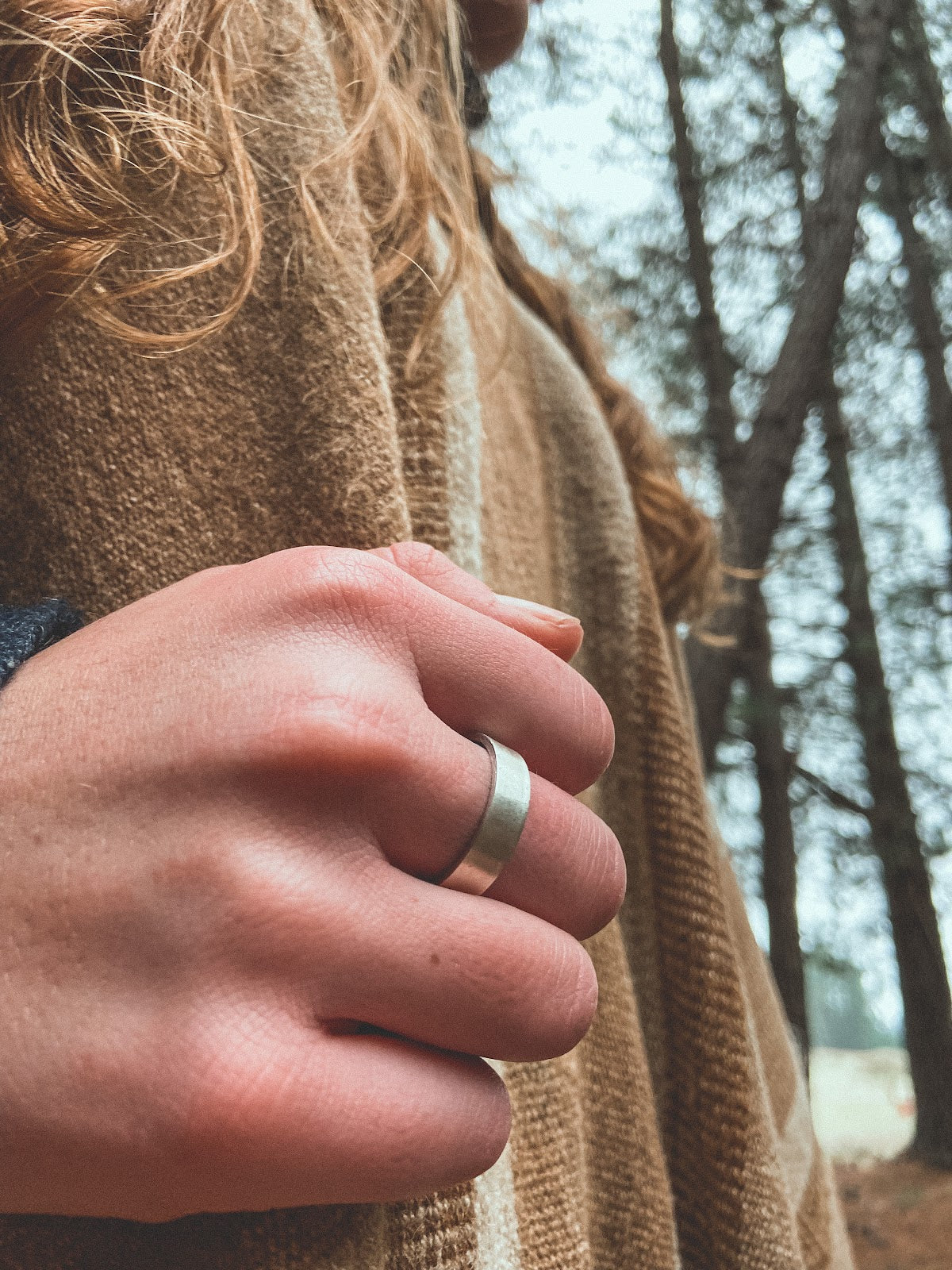 Anillo Plata Liso Mujer en la naturaleza