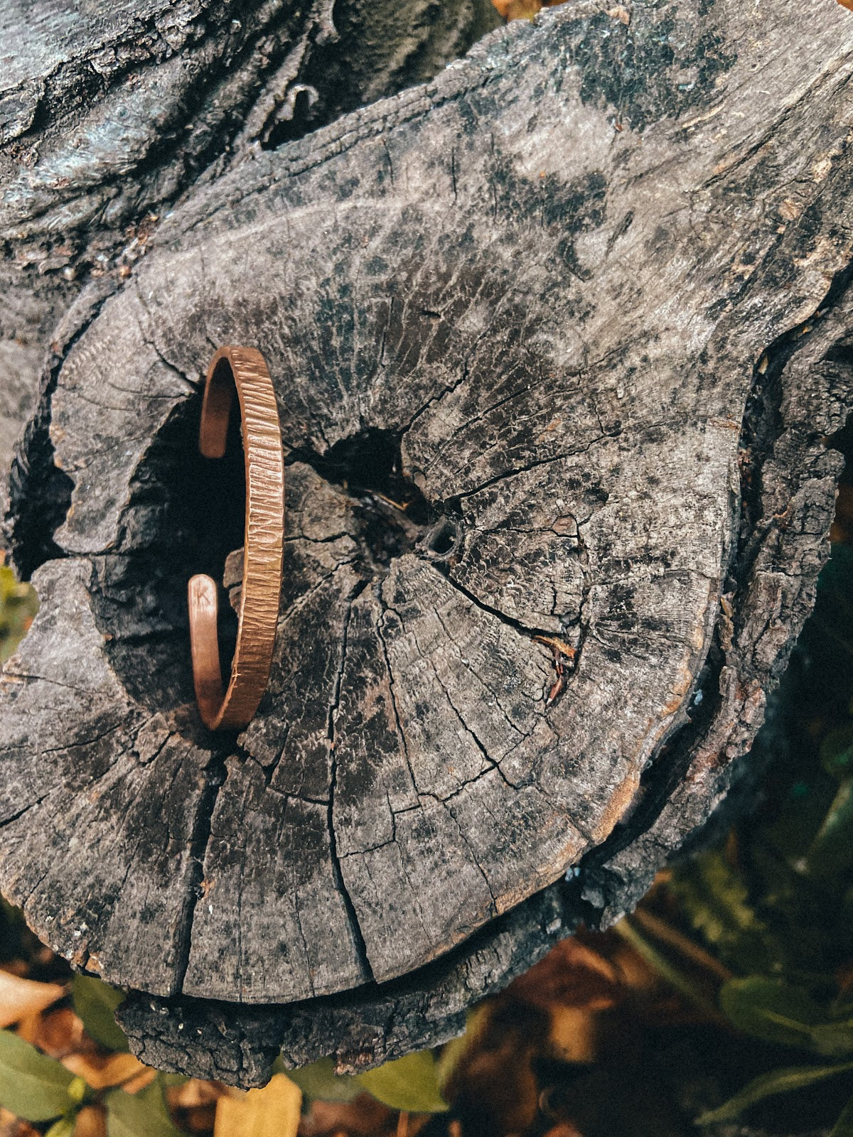 Pulsera Cobre Rayada Mujer en la naturaleza