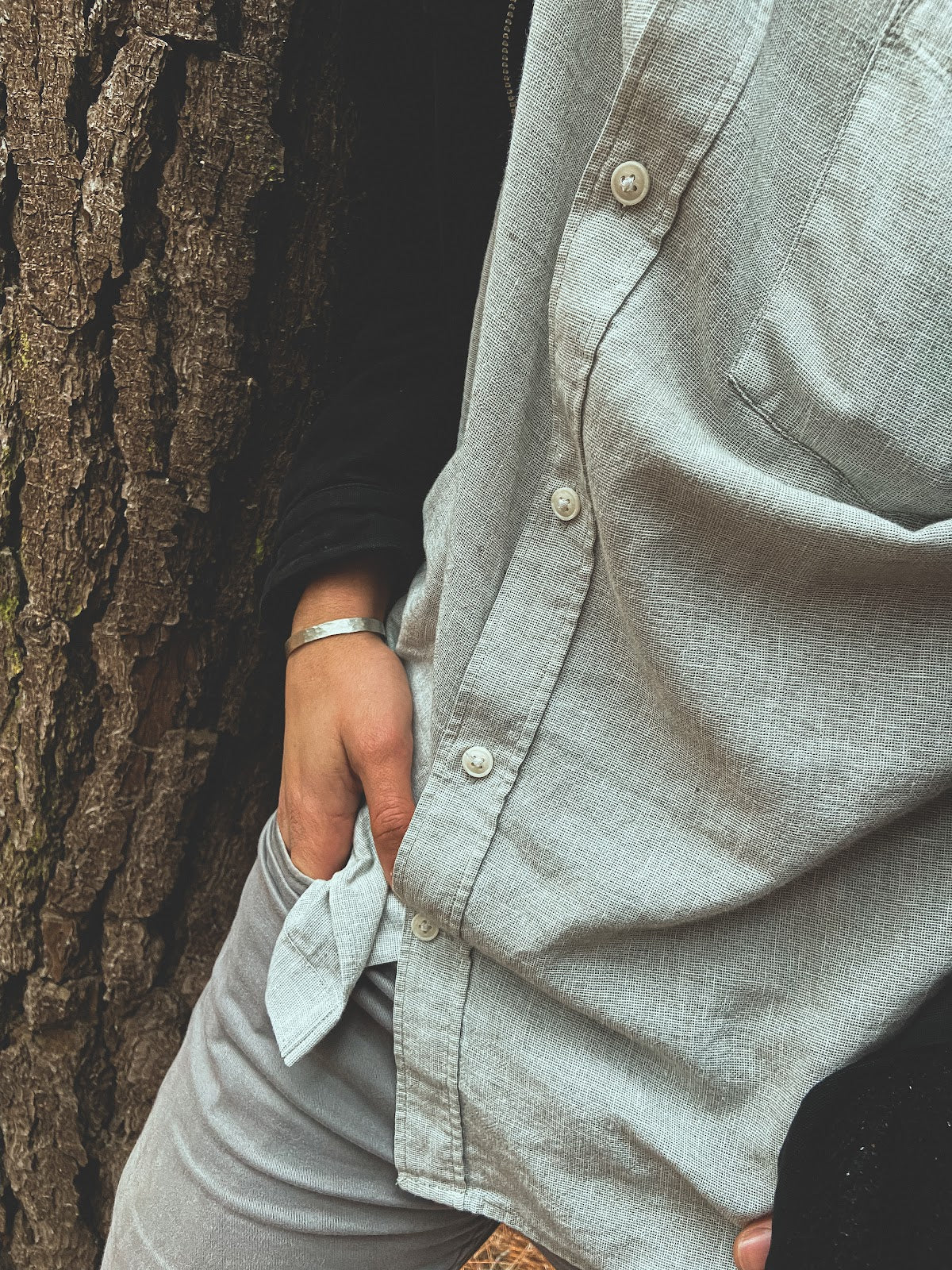 Pulsera Plata Martillada Hombre en la naturaleza