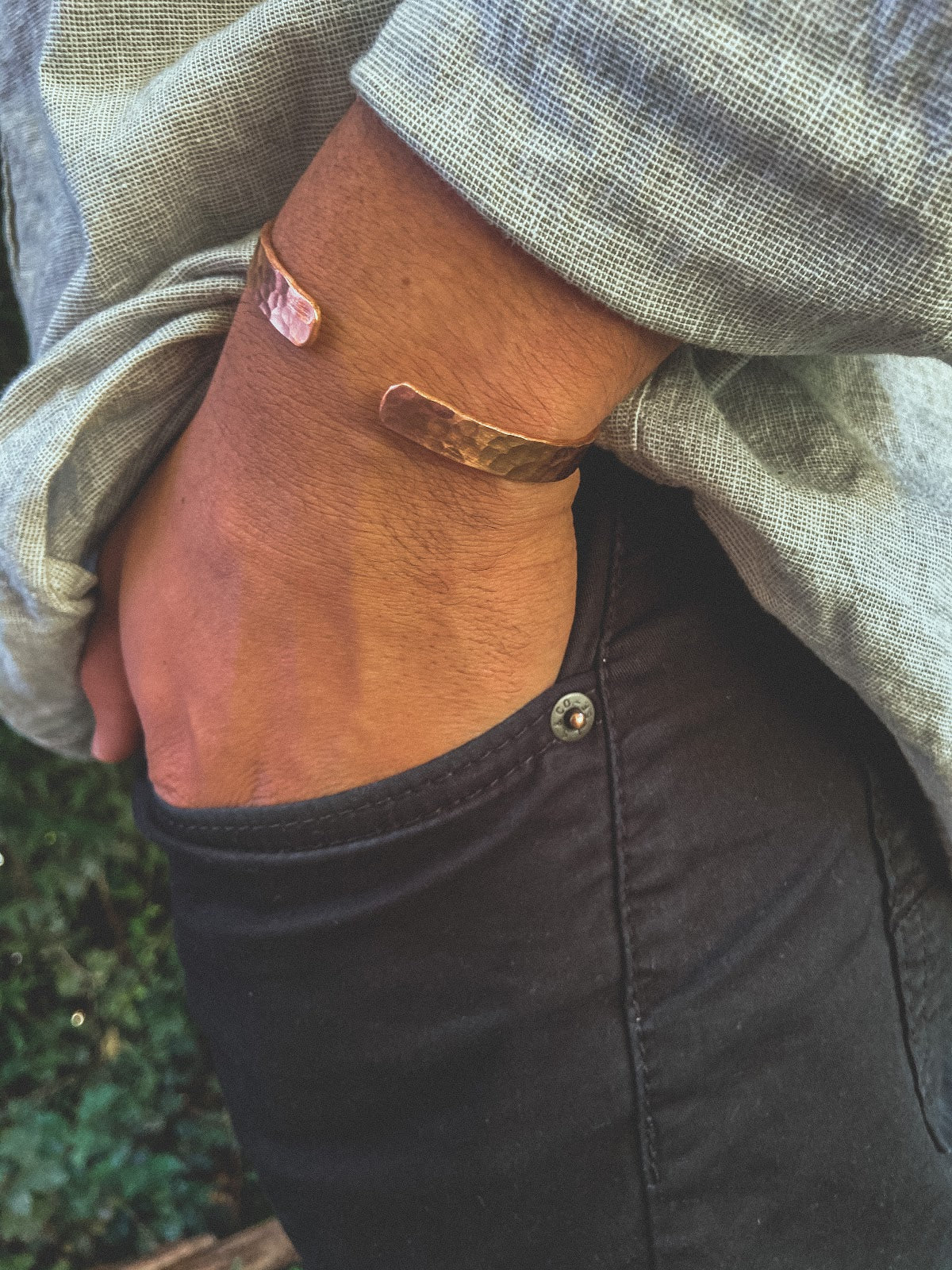 Pulsera Cobre Martillada Hombre en la naturaleza