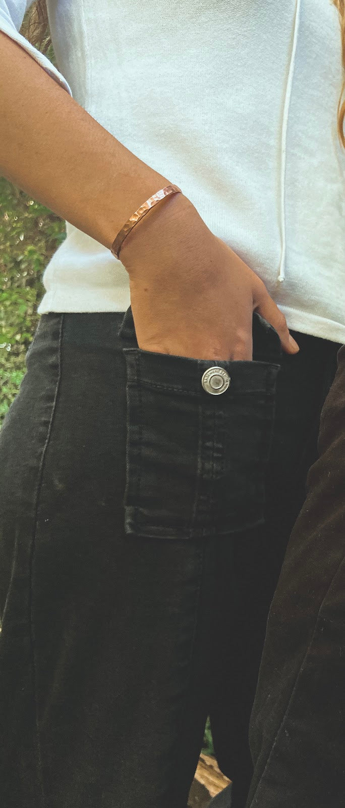 Pulsera Cobre Martillada Mujer en la naturaleza
