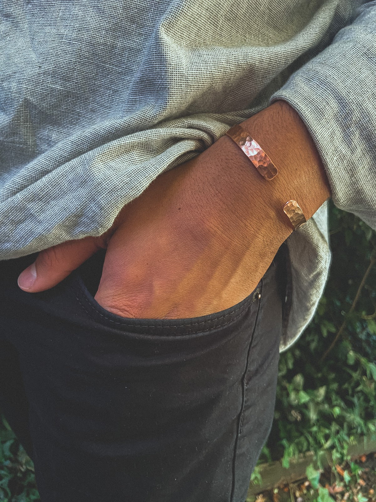 Pulsera Cobre Martillada Hombre en la naturaleza