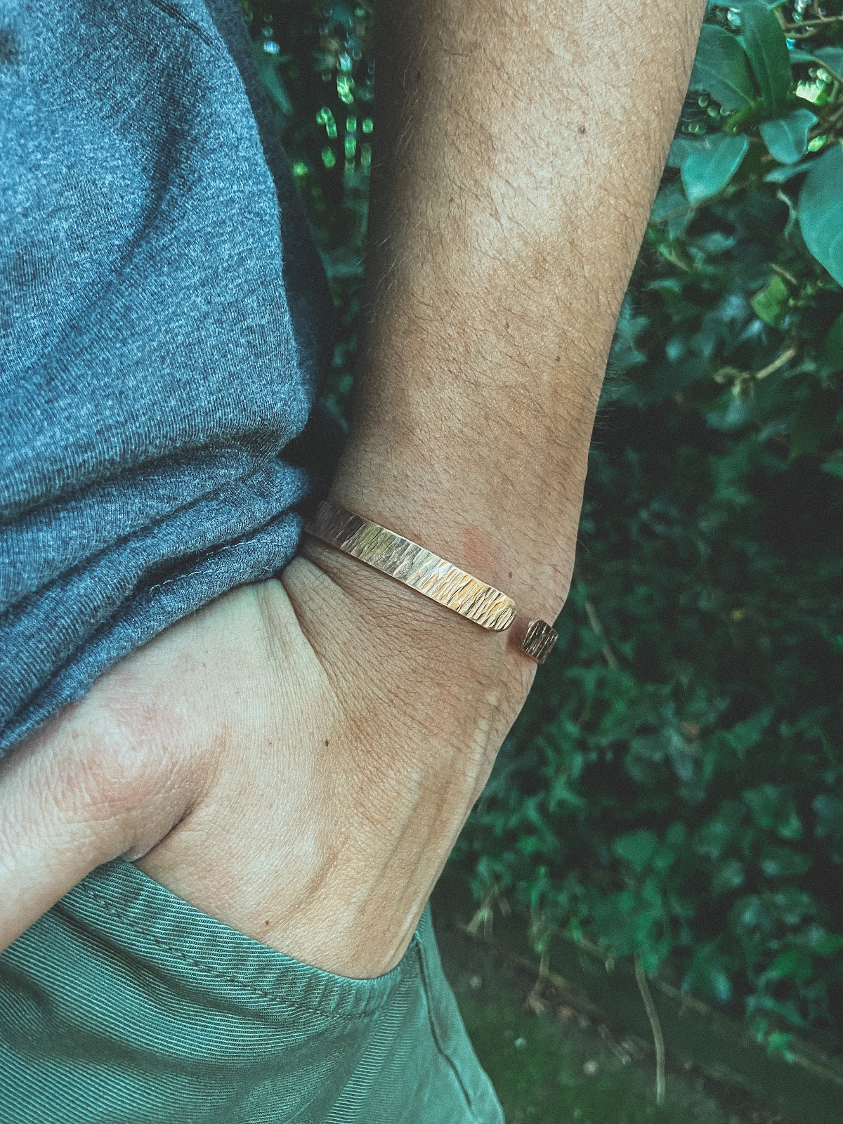 Pulsera Cobre Rayada Hombre en la naturaleza