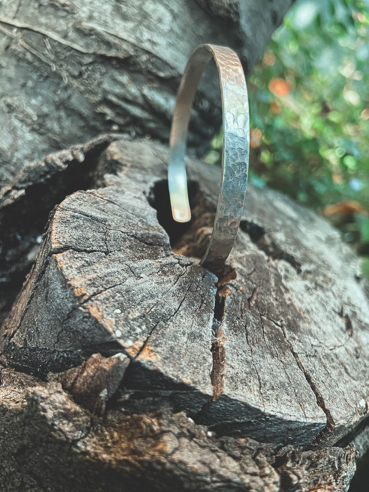 Pulsera Plata Martillada Hombre en la naturaleza