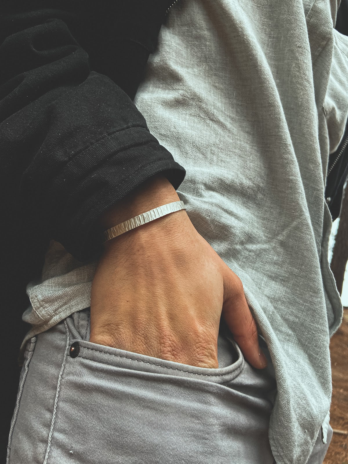 Pulsera Plata Rayada Hombre en la naturaleza