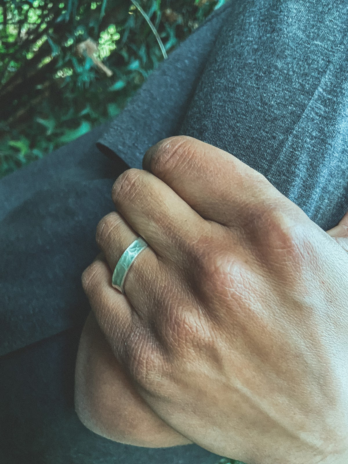 Anillo Plata Martillado Hombre en la naturaleza