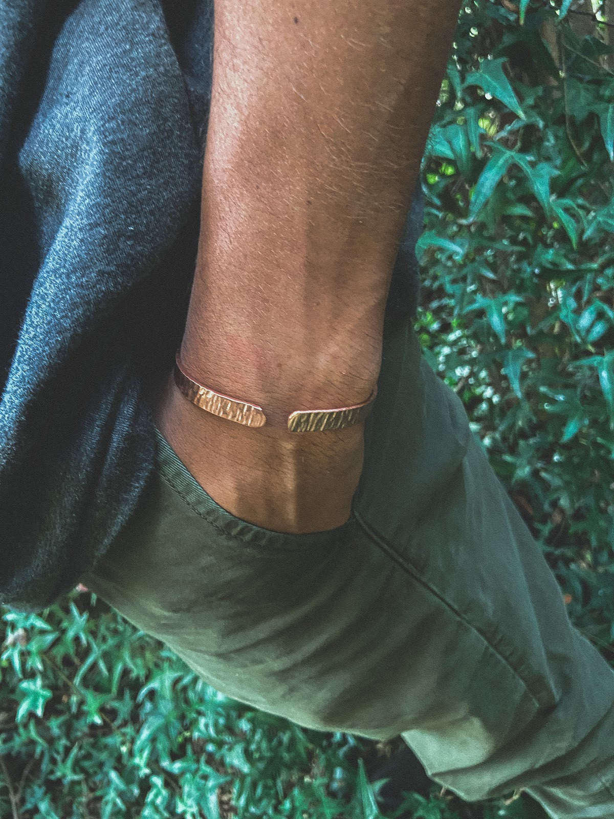 Pulsera Cobre Rayada Hombre en la naturaleza