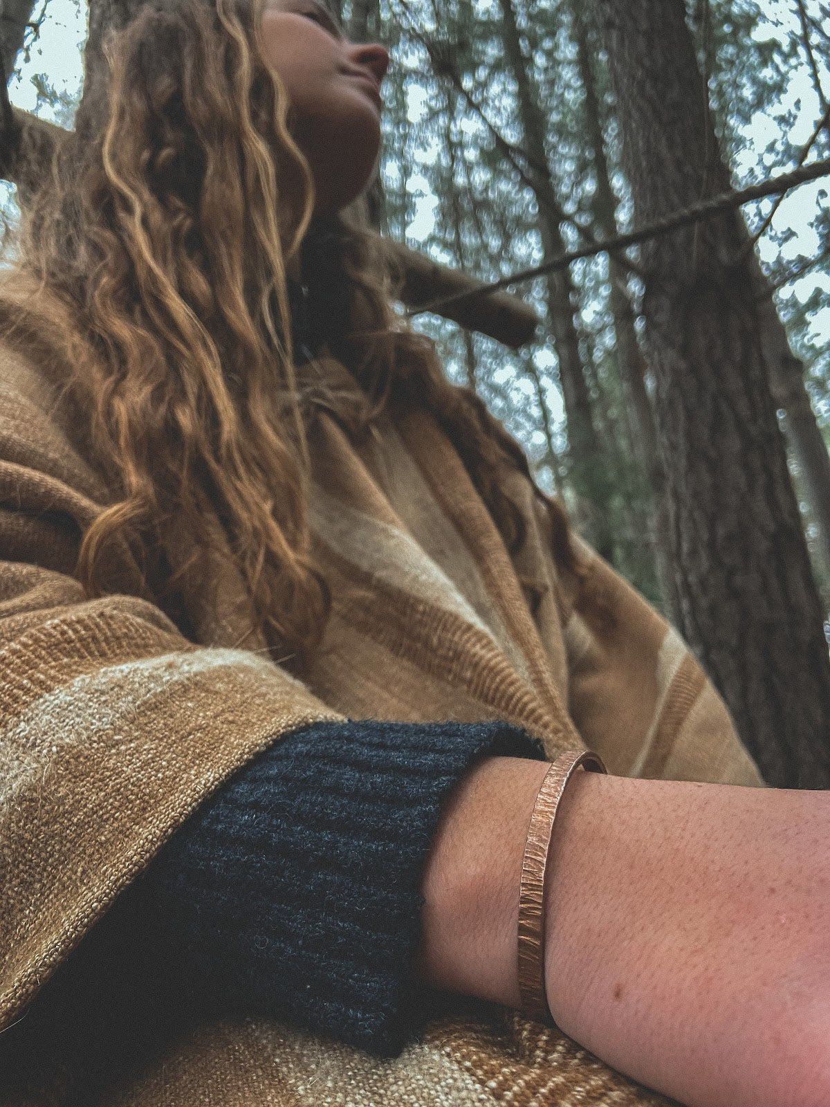 Pulsera Cobre Rayada Mujer en la naturaleza