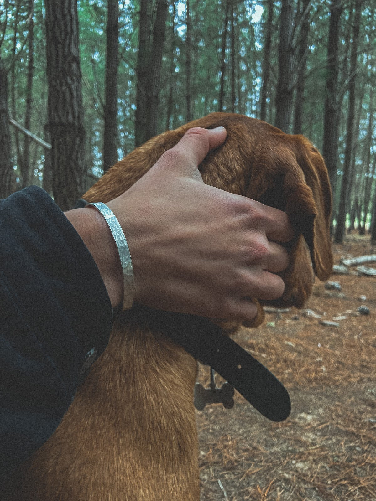 Pulsera Plata Martillada Hombre en la naturaleza