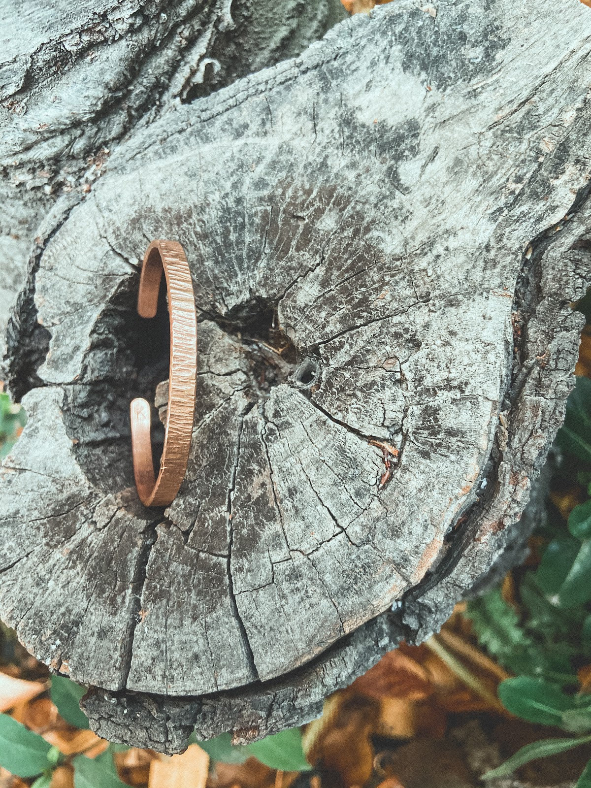 Pulsera Cobre Rayada Mujer en la naturaleza