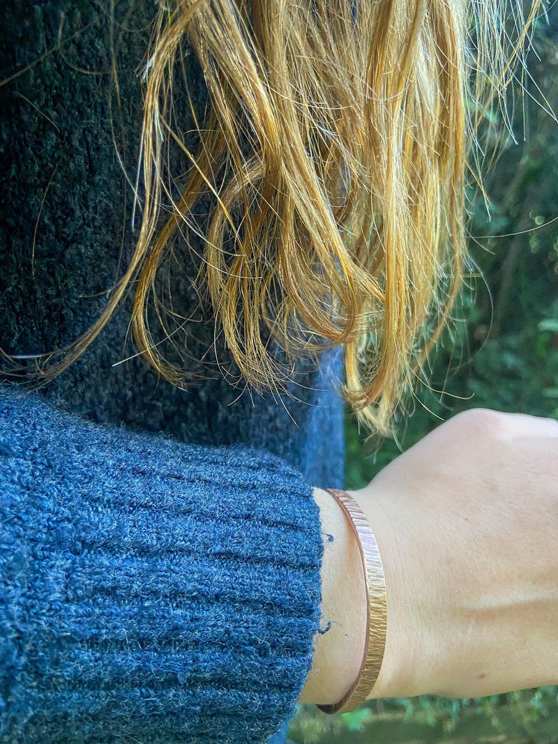 Pulsera Cobre Rayada Mujer en la naturaleza