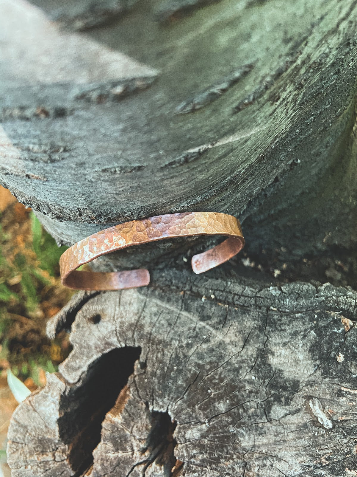 Pulsera Cobre Martillada Hombre en la naturaleza