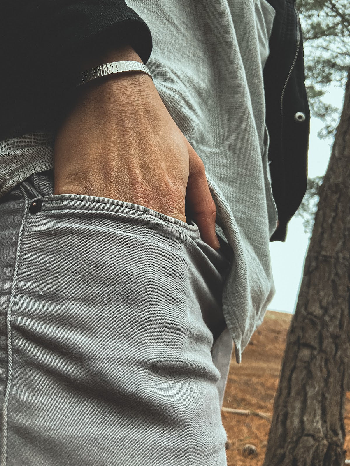Pulsera Plata Rayada Hombre en la naturaleza