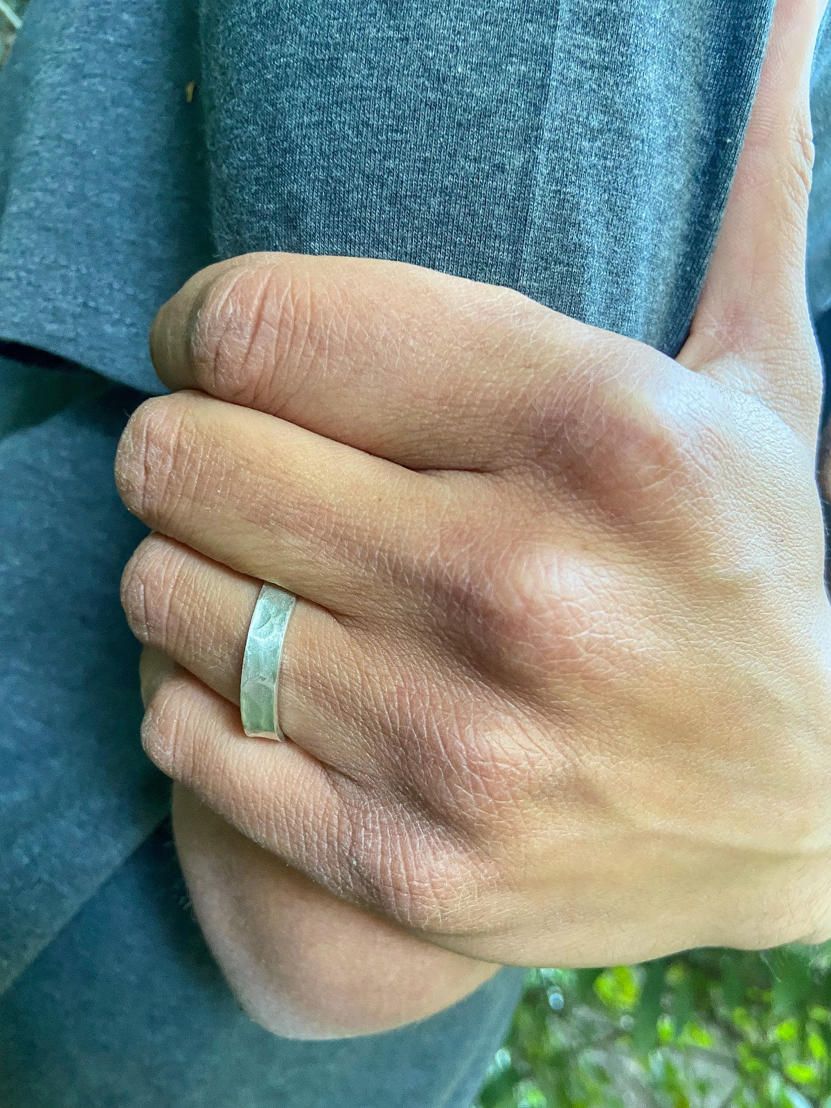Anillo Plata Martillado Hombre en la naturaleza