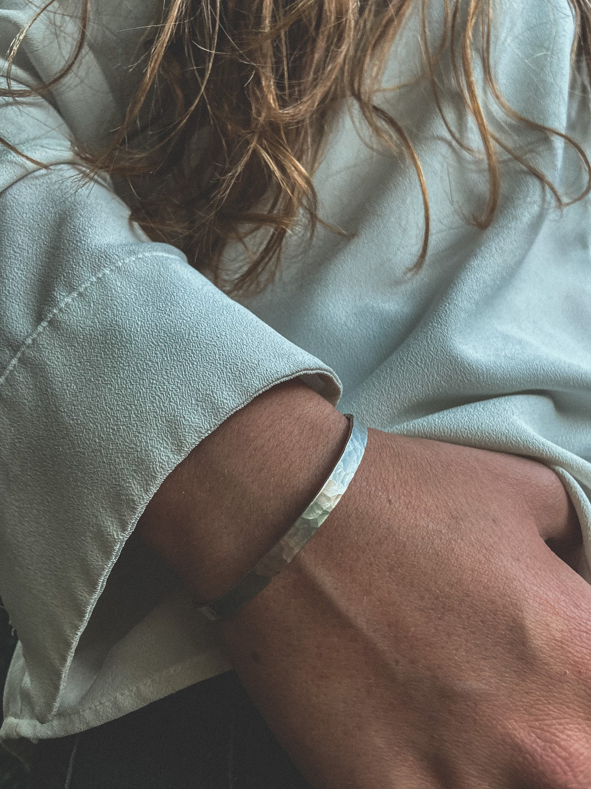Pulsera Plata Martillada Mujer en la naturaleza