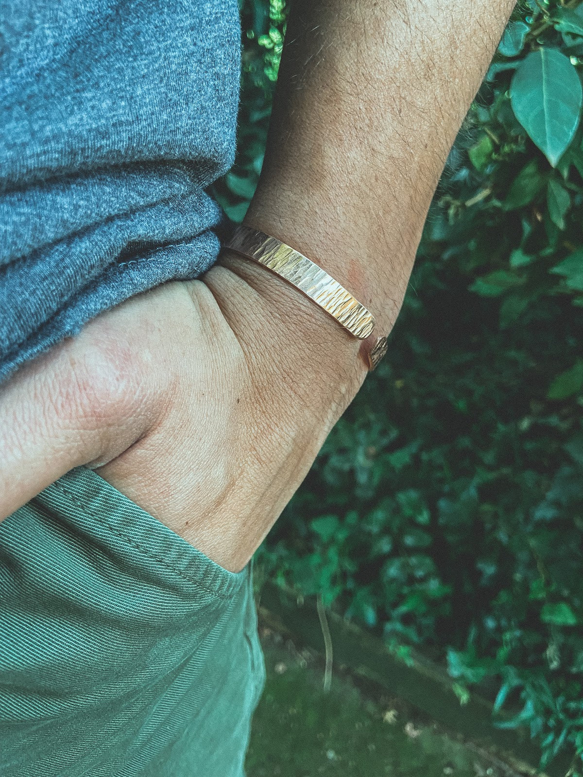 Pulsera Cobre Rayada Hombre en la naturaleza