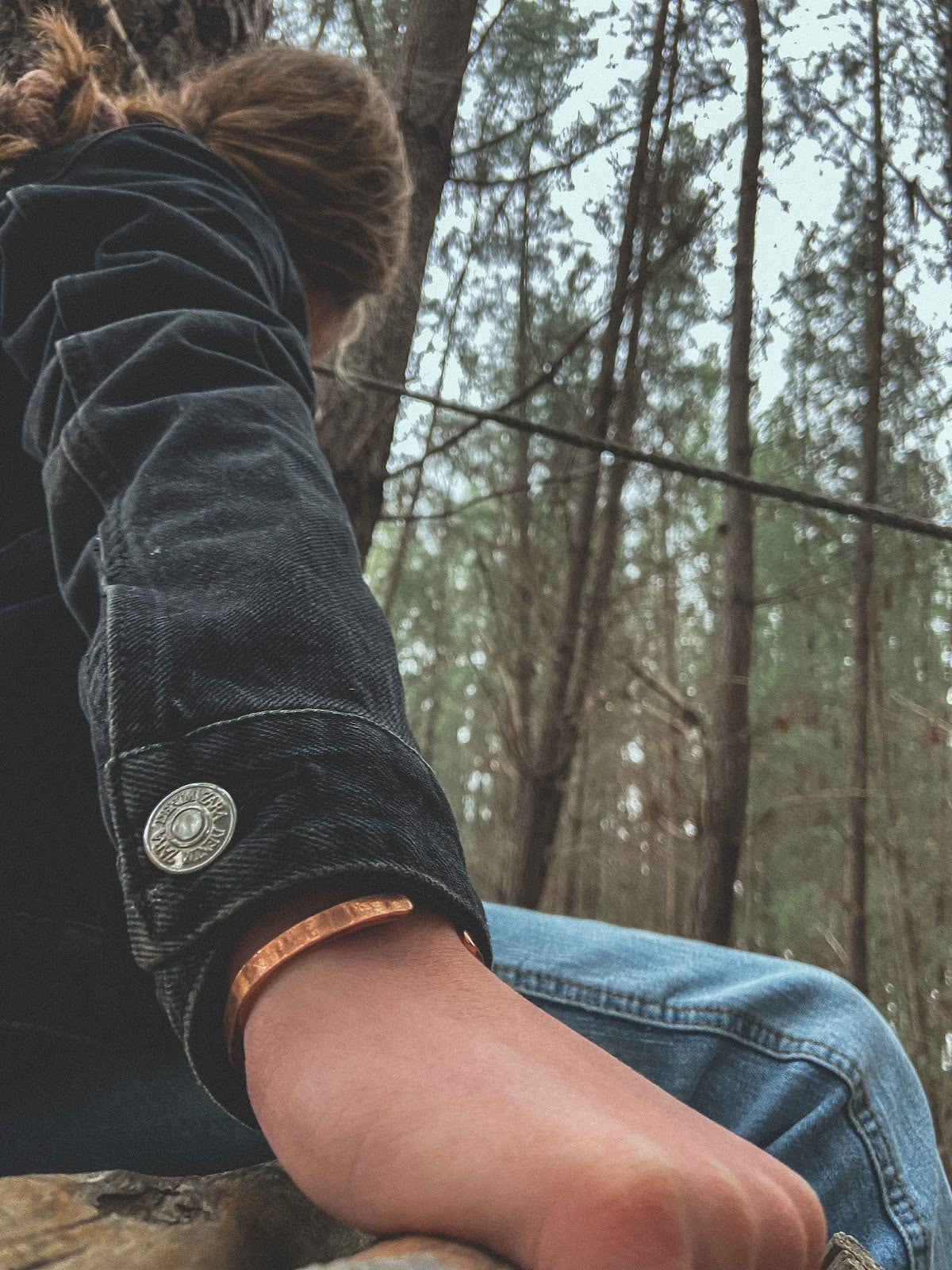 Pulsera Cobre Lisa Mujer en la naturaleza