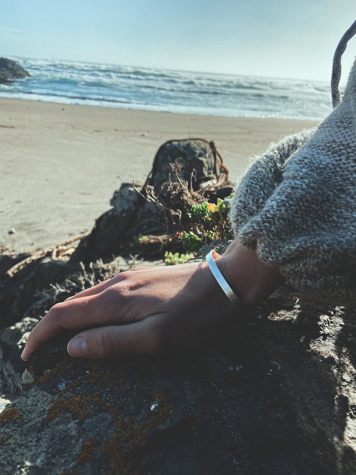Pulsera Plata Lisa Mujer en la naturaleza