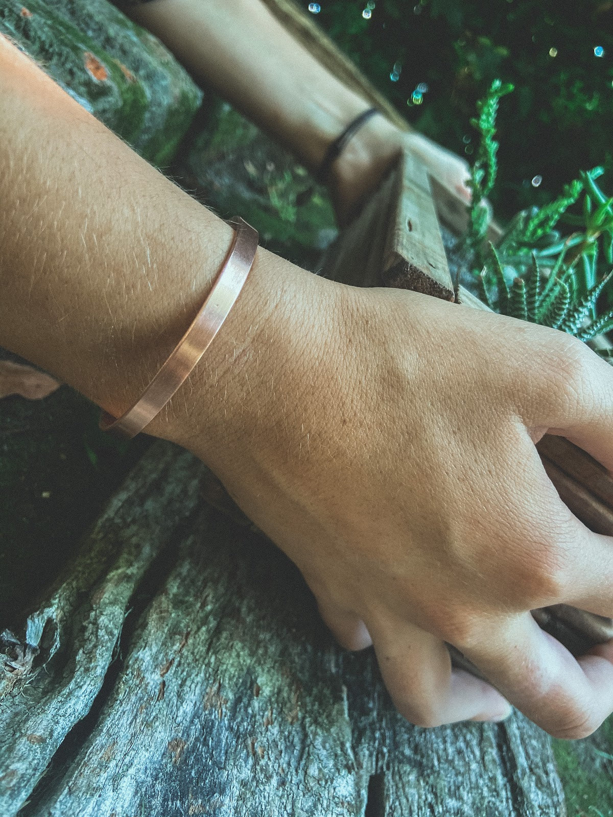 Pulsera Cobre Lisa Mujer en la naturaleza