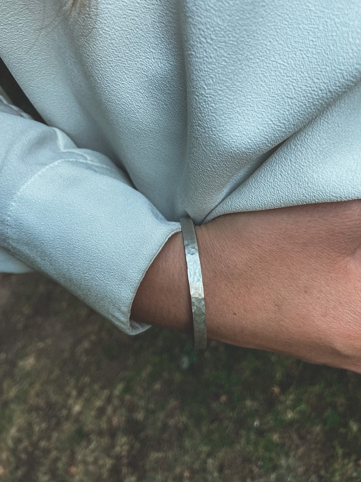 Pulsera Plata Martillada Mujer en la naturaleza