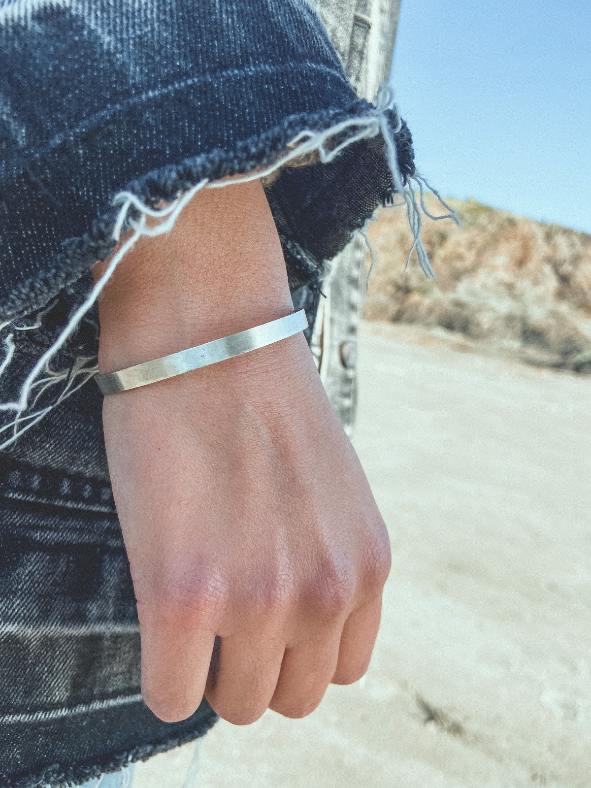 Pulsera Plata Lisa Mujer en la naturaleza