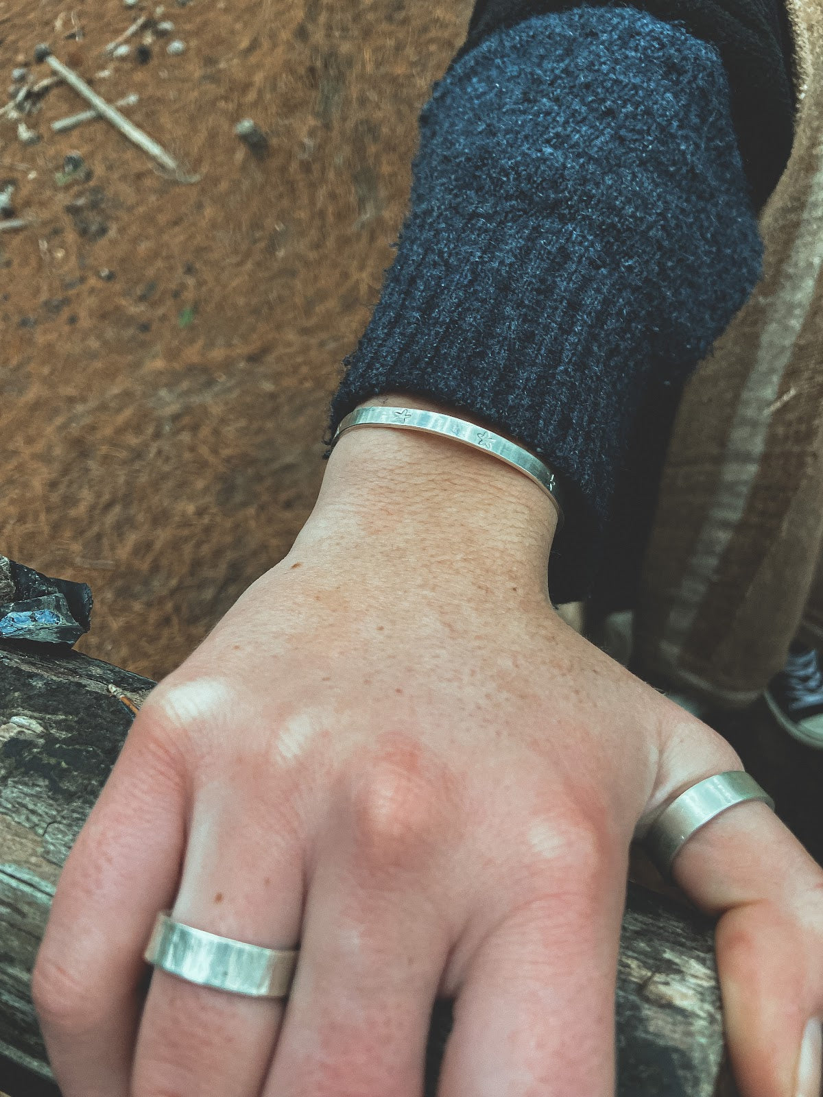 Anillo Plata Rayado Mujer en la naturaleza