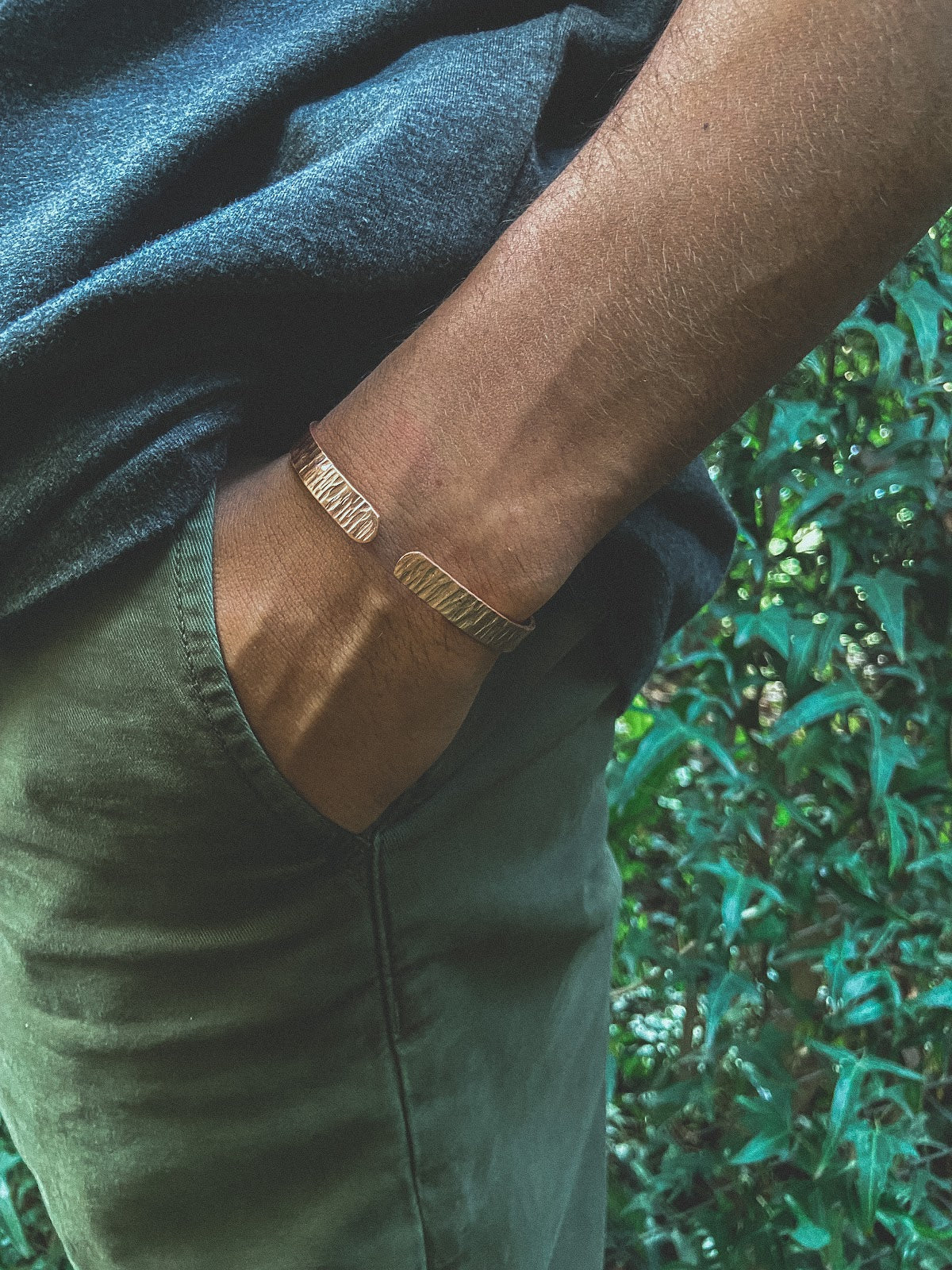 Pulsera Cobre Rayada Hombre en la naturaleza