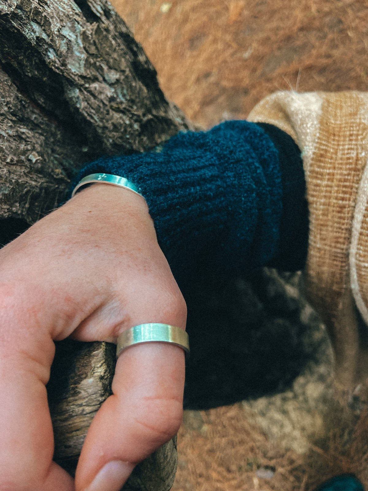 Anillo Plata Liso Mujer en la naturaleza