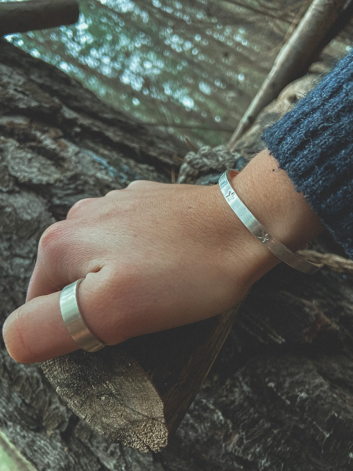 Anillo Plata Liso Mujer en la naturaleza