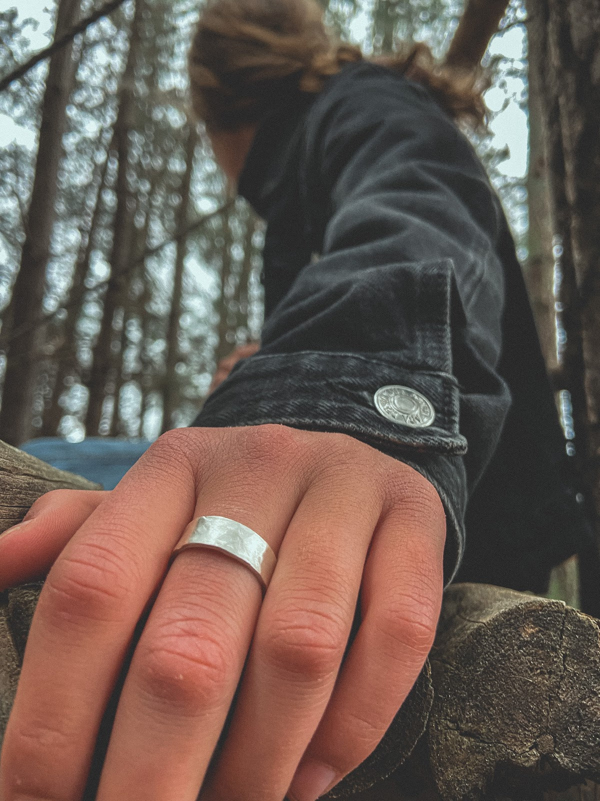 Anillo Plata Martillado Mujer en la naturaleza