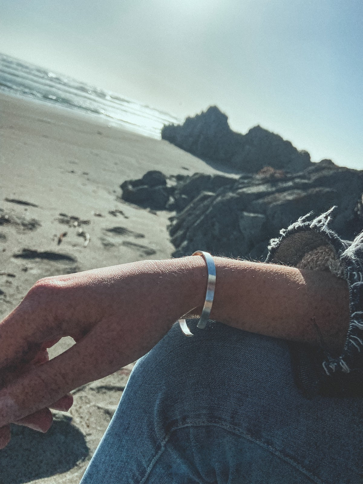 Pulsera Plata Lisa Mujer en la naturaleza