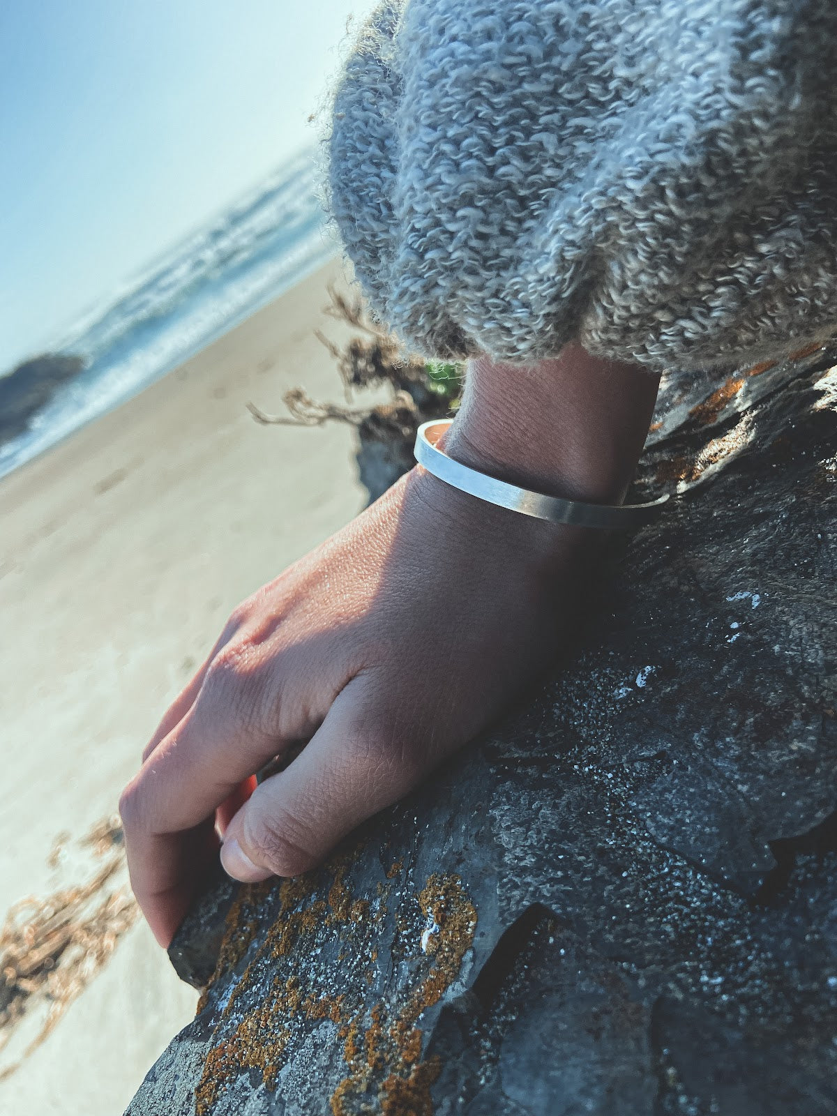 Pulsera Plata Lisa Mujer en la naturaleza