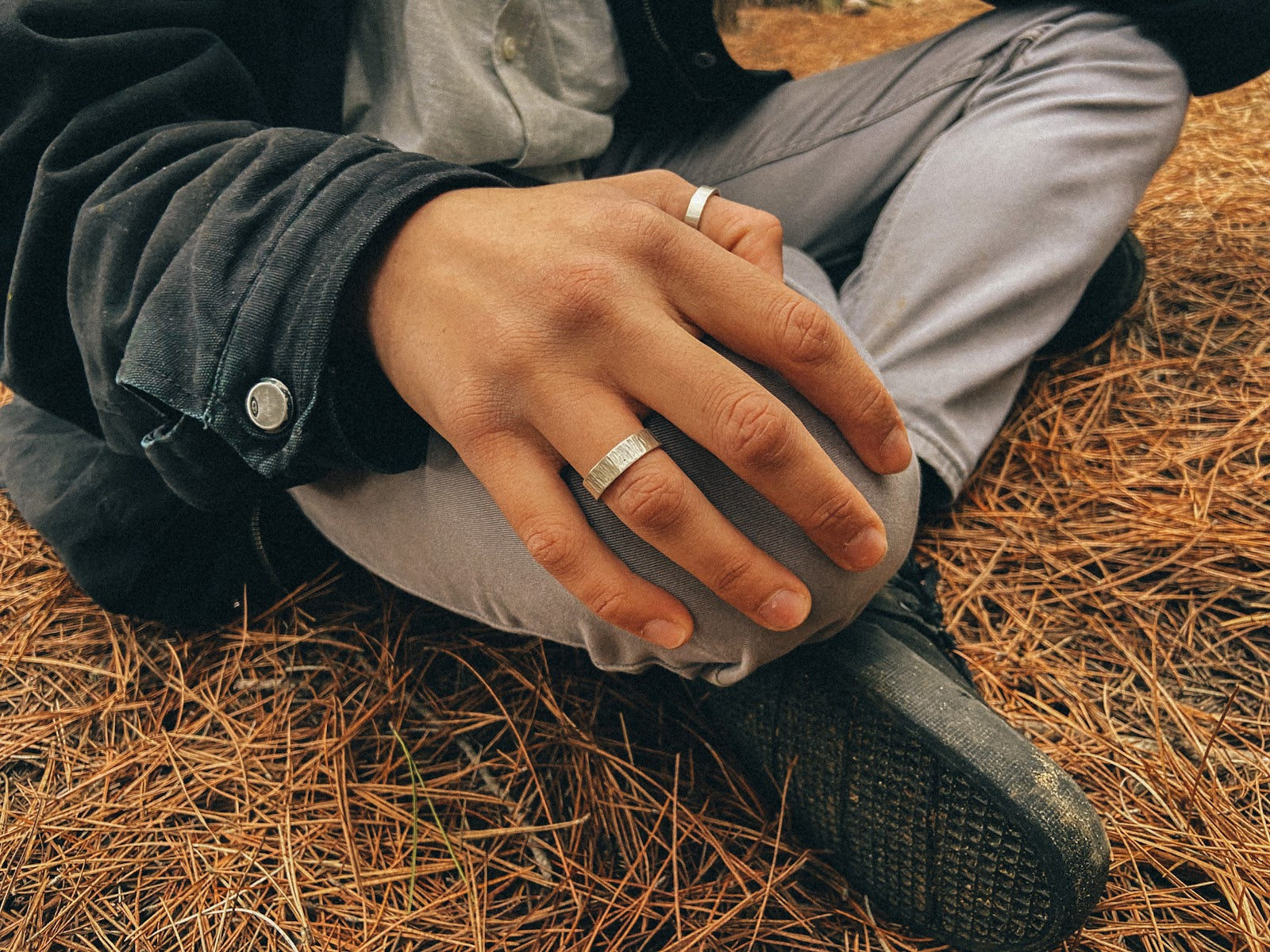 Anillo Plata Rayado Hombre en la naturaleza