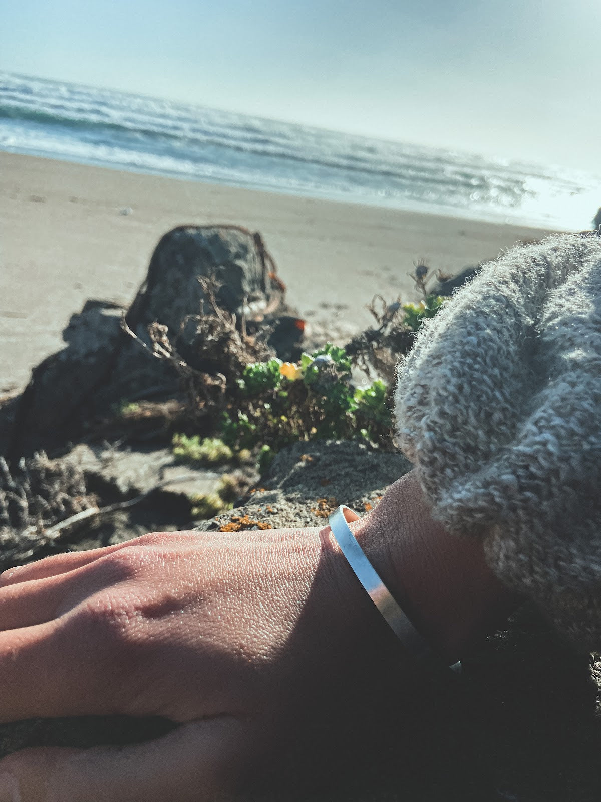 Pulsera Plata Lisa Mujer en la naturaleza