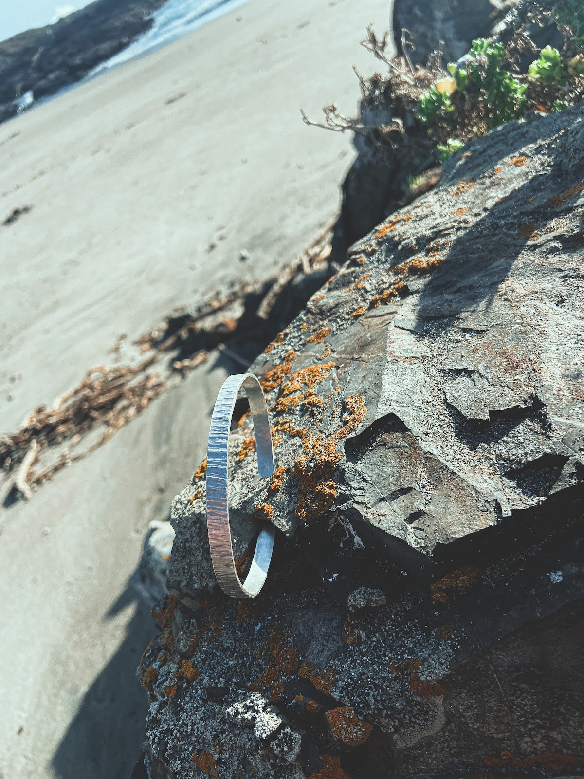 Pulsera Plata Lisa Mujer en la naturaleza