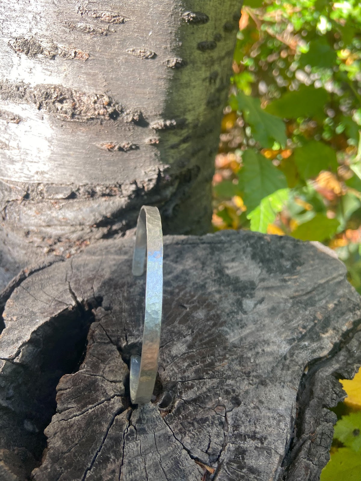Pulsera Plata Martillada Mujer en la naturaleza