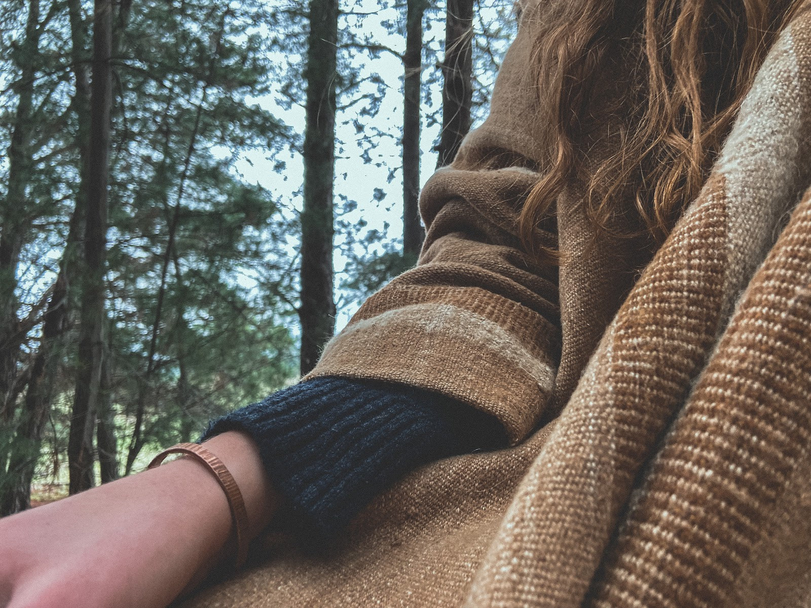 Pulsera Cobre Rayada Mujer en la naturaleza