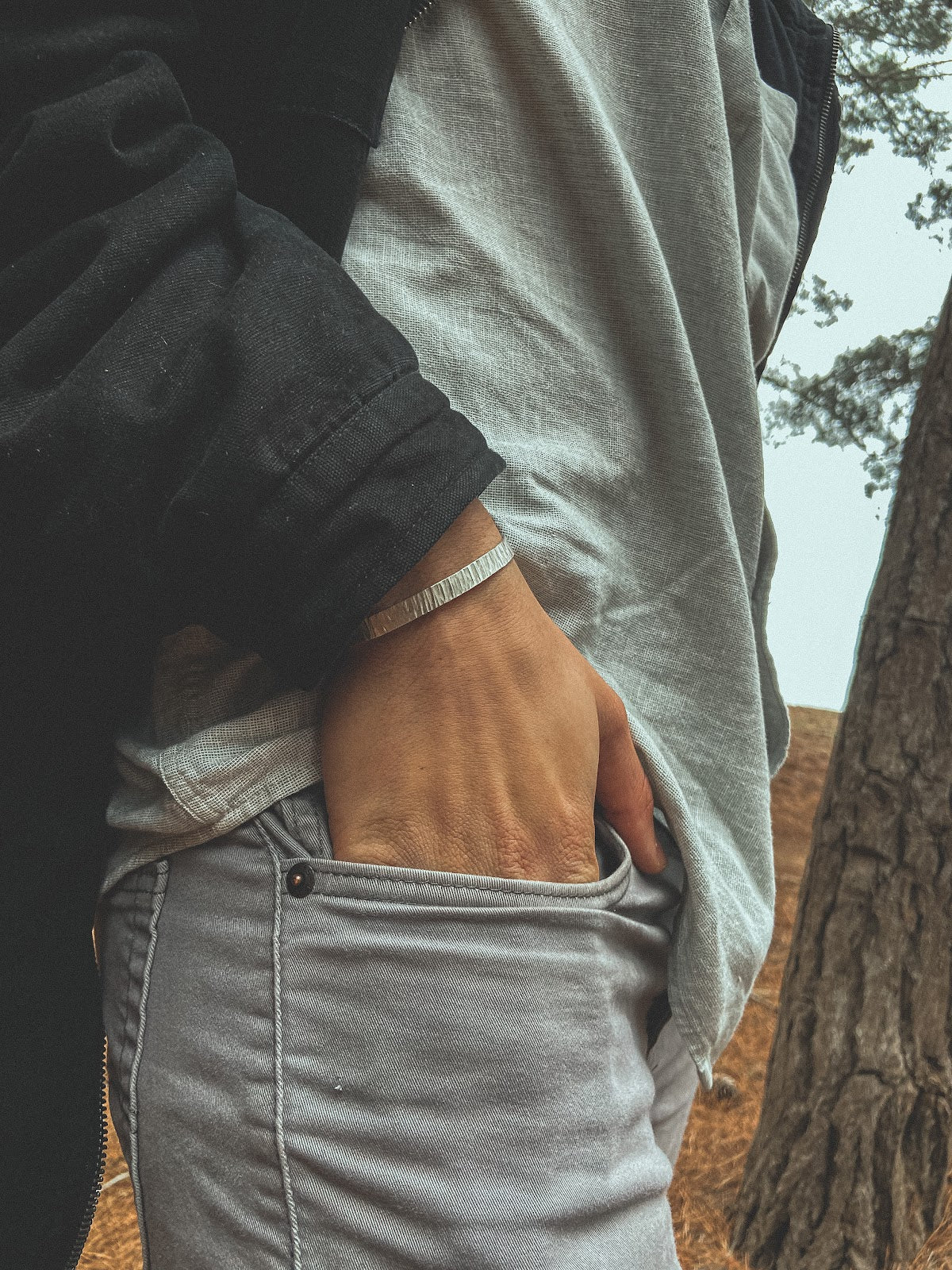 Pulsera Plata Rayada Hombre en la naturaleza