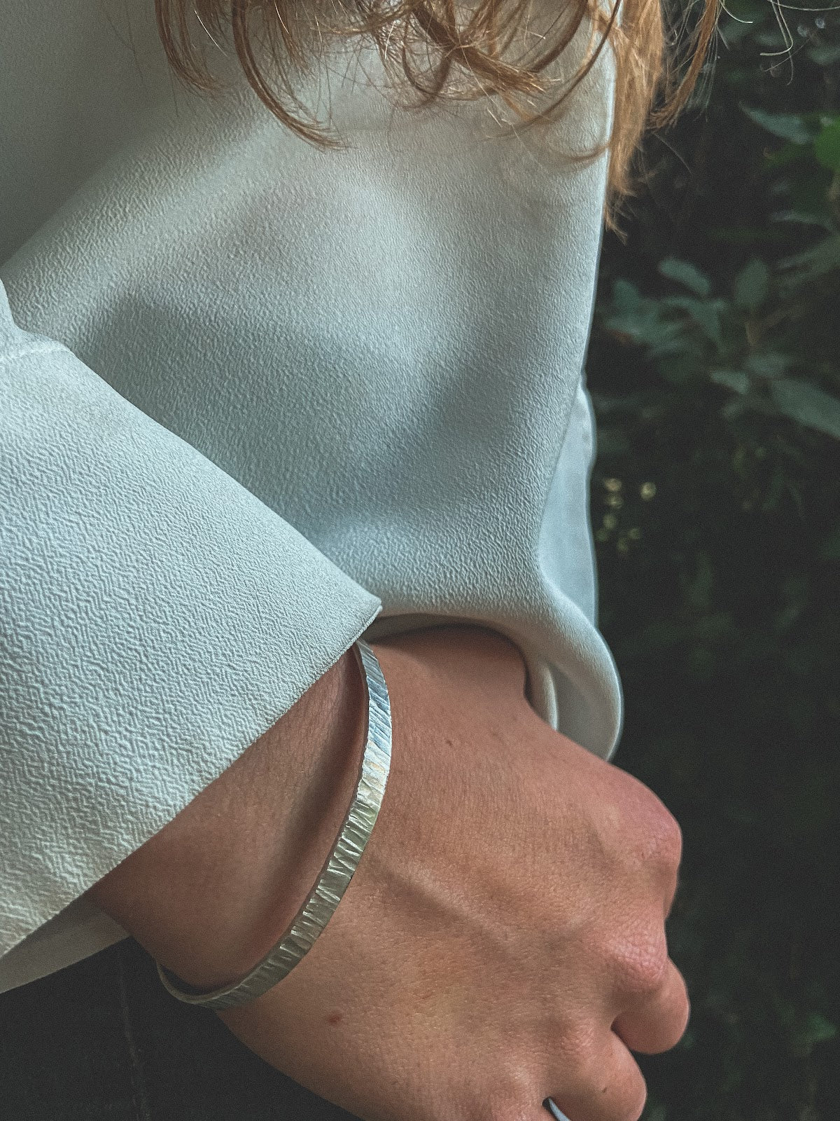 Pulsera Plata Rayada Mujer en la naturaleza
