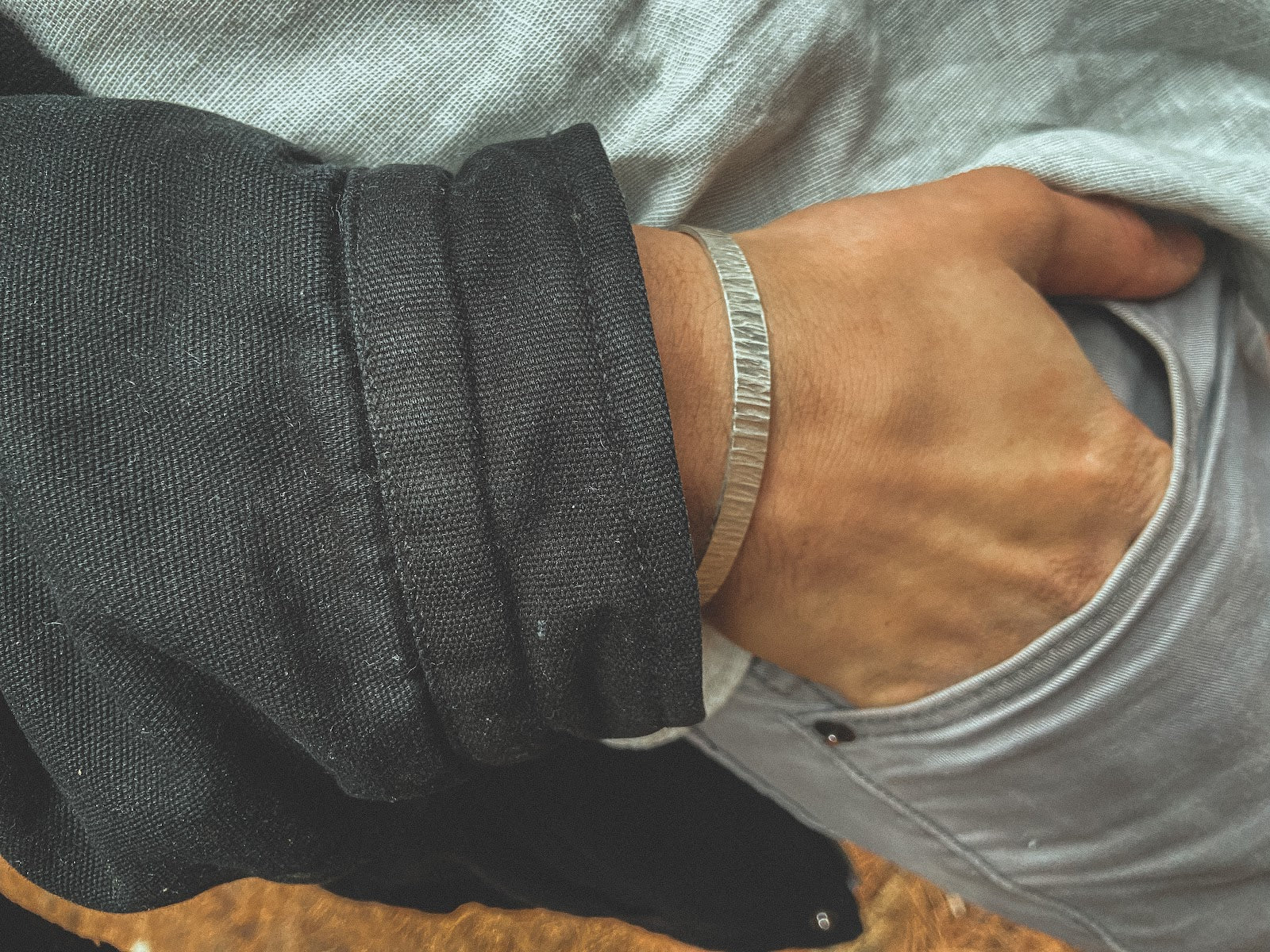 Pulsera Plata Rayada Hombre en la naturaleza