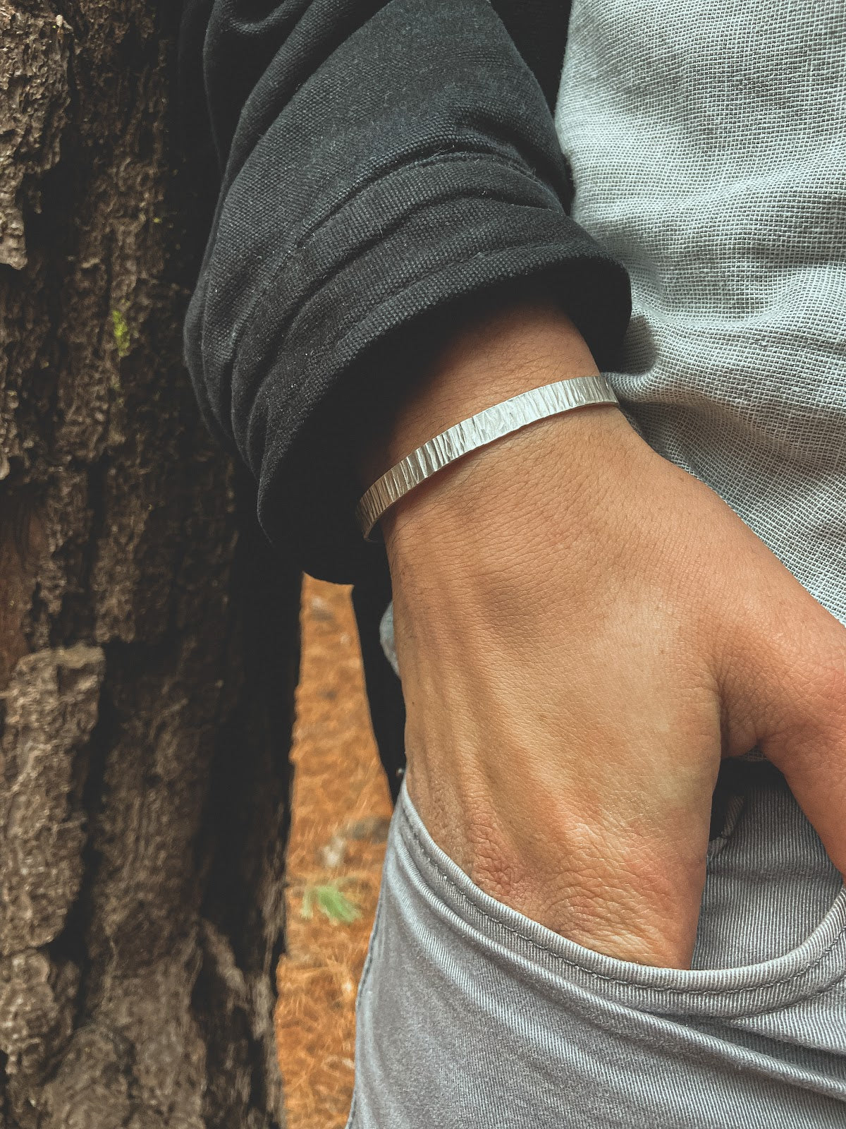 Pulsera Plata Rayada Hombre en la naturaleza