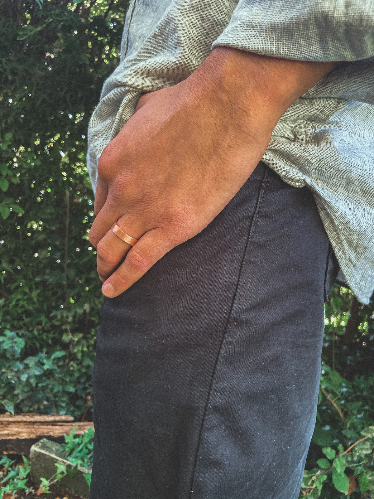 Anillo Cobre Liso Hombre en la naturaleza