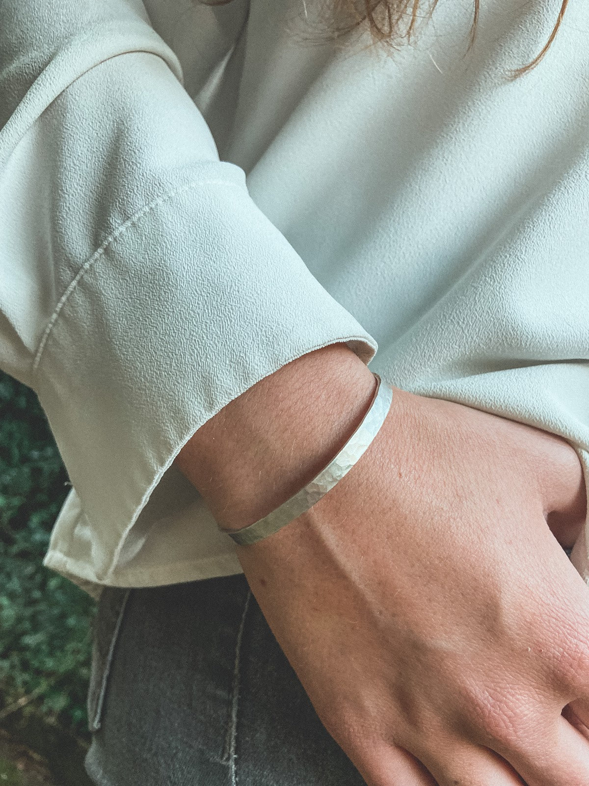 Pulsera Plata Martillada Mujer en la naturaleza