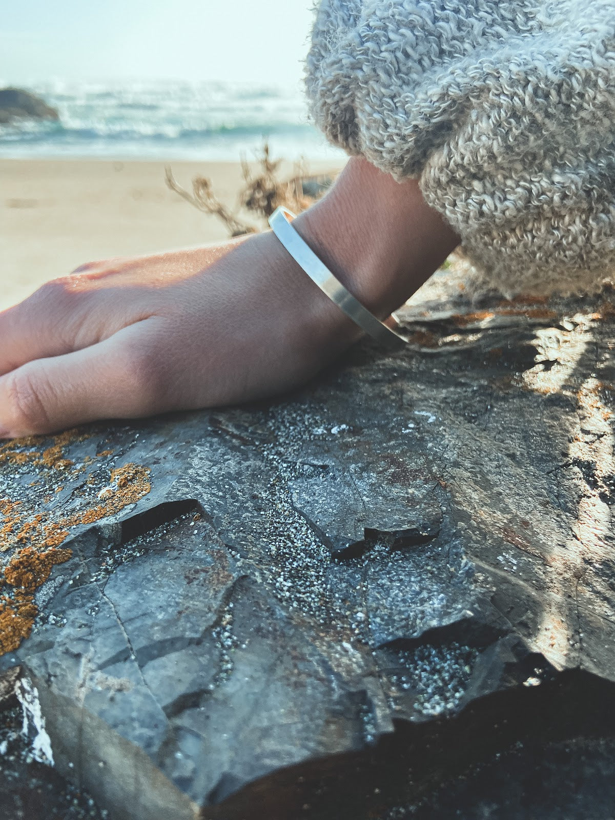 Pulsera Plata Lisa Mujer en la naturaleza