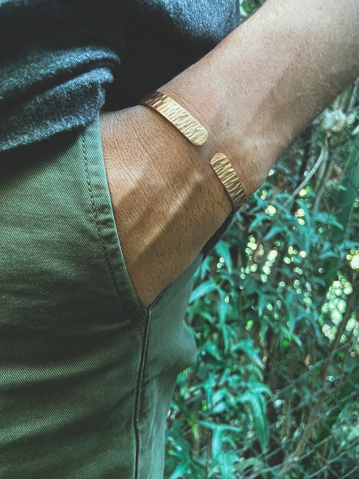 Pulsera Cobre Rayada Hombre en la naturaleza
